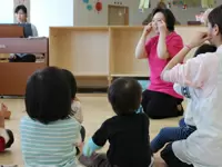 リトミックは、教育事業を展開するニチイならではのカリキュラム。子どもたちのイキイキとした笑顔が印象的