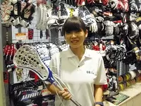 「いらっしゃいませ！」併設の店舗では明るい販売スタッフがお客様をお迎えしています。