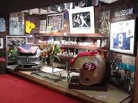 東京店（渋谷）にはアメリカンスポーツのメモリアルグッズを展示。見学に来店されるお客様もいるほどです。