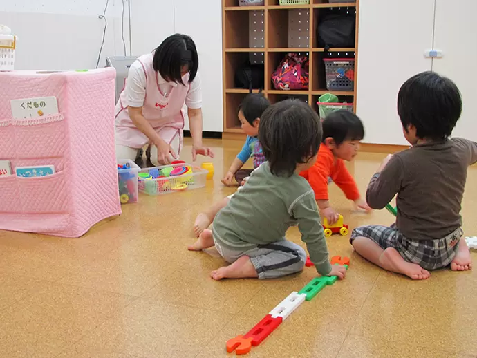 会社が運営する託児所を利用しながら、育児と仕事を両立している女性が多数活躍中です