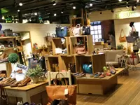 ナチュラルベーシックの革製品に囲まれながら楽しく働けます♪