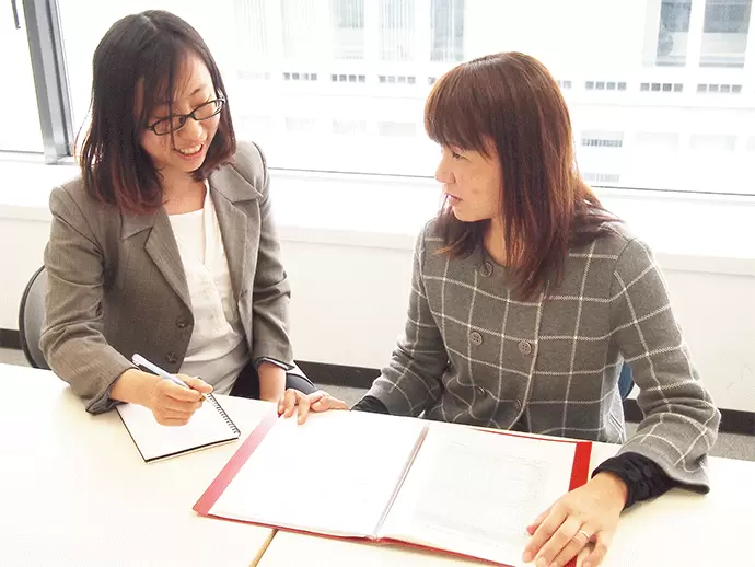毎日朝礼後に打ち合わせをして情報共有から始まります。