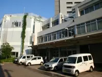 事務所のすぐ近くに海があり、夏には花火を見ることもできます。