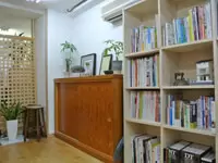 オフィスには自然素材のサンプルがズラリ。お客様には実際に見て触っていただきます。