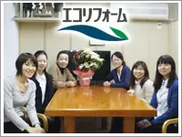 ミーティングテーブルでは、毎日全員でランチタイム。コミュニケーションは豊富！