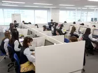 昨年6月に移転したばかりの≪サポートセンター（江東区枝川）≫。広くて、きれいなオフィスです。