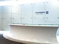 スッキリしたデザインのエントランス。オフィスのレイアウトにも気を配っています。