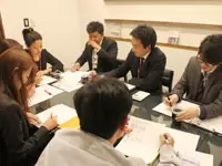 社員会議の様子。営業や管理スタッフ、設計、デザイナーなど様々な部署が参加し、情報の共有をします。