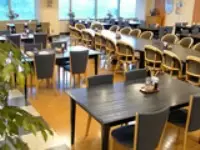 社員食堂は明るく清潔感があると好評
