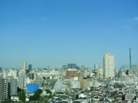 オフィスから見える風景。できたばかりのオフィスビルの13階があなたの職場です。