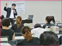 中途入社でも同期生がいっぱい！入社後3カ月間は、仲間たちと一緒に知識習得（ホップ研修）に励みます。