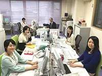 配属部署である「財務部」のオフィス。開放感ある空間、広々とした机でお仕事に集中できます。