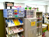 業界専門誌の隣には、冷蔵庫、お菓子にジュース！働きやすいオフィスを追求しています。