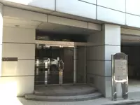 オフィスが入っているビルの広々エントランスです。　　あなたがお越しになるのをお待ちしています。