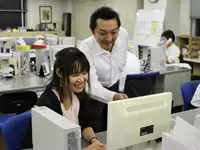 分からないことはすぐ先輩に！　　　　　　　　　　　　　　少しずつ慣れていただければ大丈夫！
