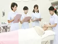 メークやネイルなど、実習もチェックします。