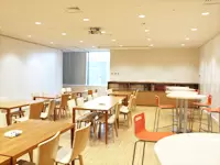 広々としたリフレッシュルーム。本棚もあり書籍など資料が充実しています