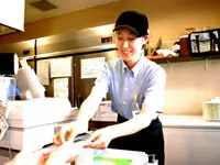 常連客も多いココイチ。幅広い年齢層にご利用いただいています。お客様の笑顔が何よりの喜び