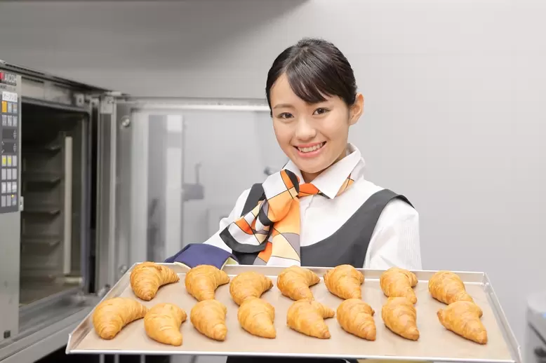朝食メニューやプランもスタッフが考案。焼きたてパンとスタッフの笑顔でさわやかな朝を演出しています。