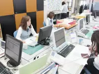 明るくてキレイなオフィス！デスクスペースも広く、お仕事もはかどりますよ♪