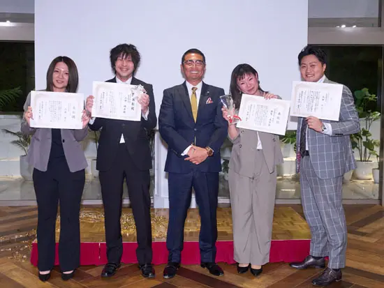 決起集会の様子。男女問わず、頑張っている社員に対してしっかり還元しています◎