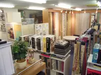 社内にはカーテン、エコカラット等の見本から家具、照明、カーペット等々のサンプルがずらり。