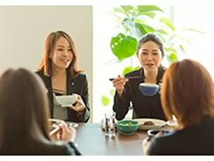 光溢れる自慢のカフェラウンジ。社員のランチ風景です。