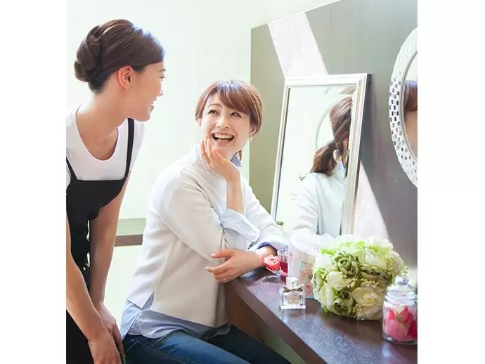 サロンスタッフは日々お客様に丁寧にじっくり向き合い、接客しています。