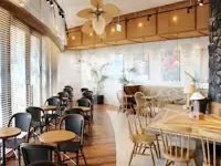 ハワイアンなインテリアで彩られた、木のあたたかみを感じる店内。落ち着いてコーヒーを楽しめる空間です。