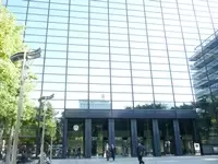 新社屋は帝国ホテル横、向かいは日比谷公園、その向こうには皇居も見えます。