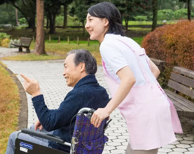 ≪介護スタッフ≫勤務地・収入・労働環境。あなたの頑張りを引き出す、より良い環境をご用意します。