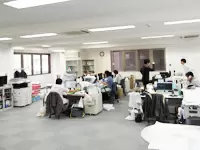 オフィスは広々。1人あたりの作業スペースも広めです。
