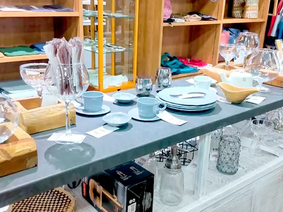 アパレルブランドだけでなく、雑貨やアクセサリーなどを取り扱う店舗もあります！