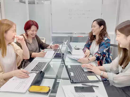 残業は月平均10時間以下！社員同士の距離が近く、働きやすさもバツグン♪