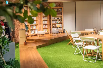オフィスには緑が溢れ、まるで公園のような空間です。ここでコーヒー片手に読書休憩はいかがですか？