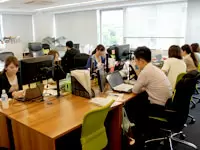 社内は全て木目調ののデスクでリラックス効果抜群、窓からの日当たりもよく仕事ができます♪