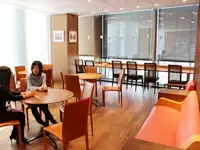カフェのようなリフレッシュルームです。左側の大きなガラス窓からは、表参道の街を一望できます。