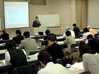 社内では毎日セミナーや勉強会が開かれ、多くの経営者たちが参加しています