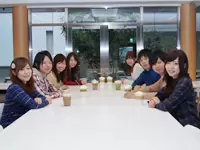 パスタなどのカフェメニューも500円以内！専用カフェテリアはみんなの憩いの場です。