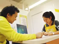 仕事の合間に店長から専門知識のレクチャーを。各店舗で先輩たちがきちんと指導していくので安心！