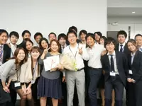 社員が産休に入る前の集合写真。女性が長く働ける環境が整備されています。