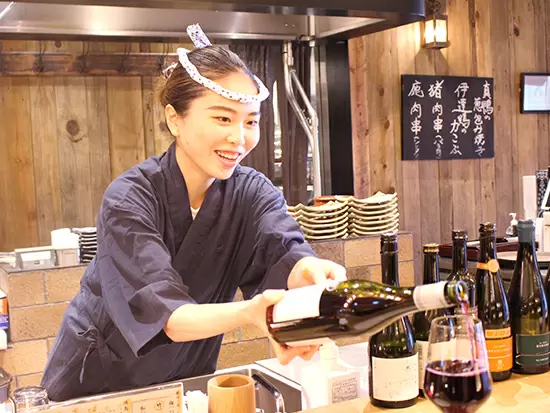 メニューは店舗の皆で考えて工夫！ワインや日本酒のラインナップにも、店舗の特徴が色濃く出ます♪