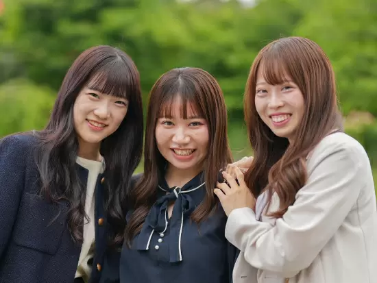 ★平均年齢26歳★オフィスは活気に溢れていて、役職・年次関係なく意見が飛び交うフラットな環境です♪