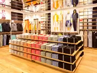 新しいカテゴリーである“ライフウェア”をコンセプトに、次世代の服の開発に取り組んでいます。