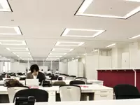 開放感のあるオフィスでは、もうあなたの席を用意しています。