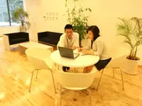 社内にはたくさんの緑もあり、落ち着いた環境でお仕事ができます