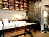 壁にはこだわりのある醗酵調味料や、暮らしを豊かにするインテリア小物がずらり。