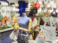 アーティストやキャラクターとのコラボ商品も多数！1店舗あたり300種類以上のアイテムが揃います♪