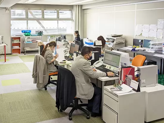 【営業事務の勤務オフィス】先輩社員がすぐ近くに座っているので、わからないことはいつでも聞けます！