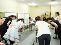 おもてなしの心を込めた接客が大切です。マナー研修もしっかり行います。